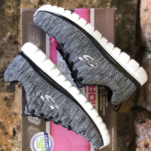 Skechers Shoes - 🆕 Skechers women memory foam sneakers